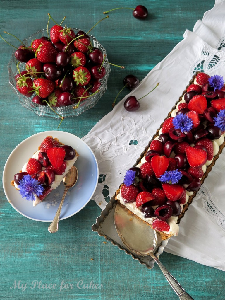 cheesecaketærte med jordbær og kirsebær
