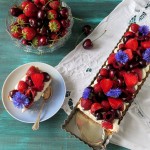 Cheesecake-tærte med jordbær og kirsebær