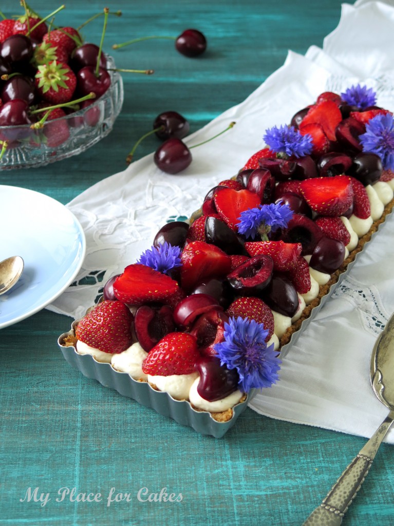 cheesecaketærte med jordbær og kirsebær