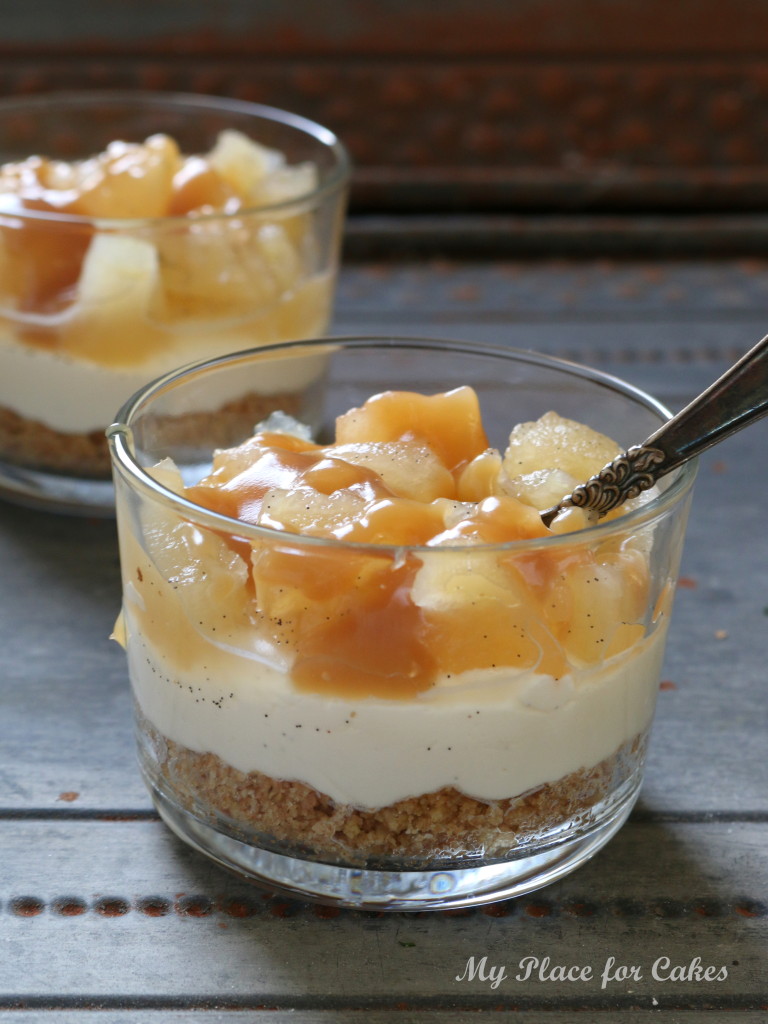 rp_små-cheesecakes-i-glas-med-æble-og-karamel4-768×1024.jpg