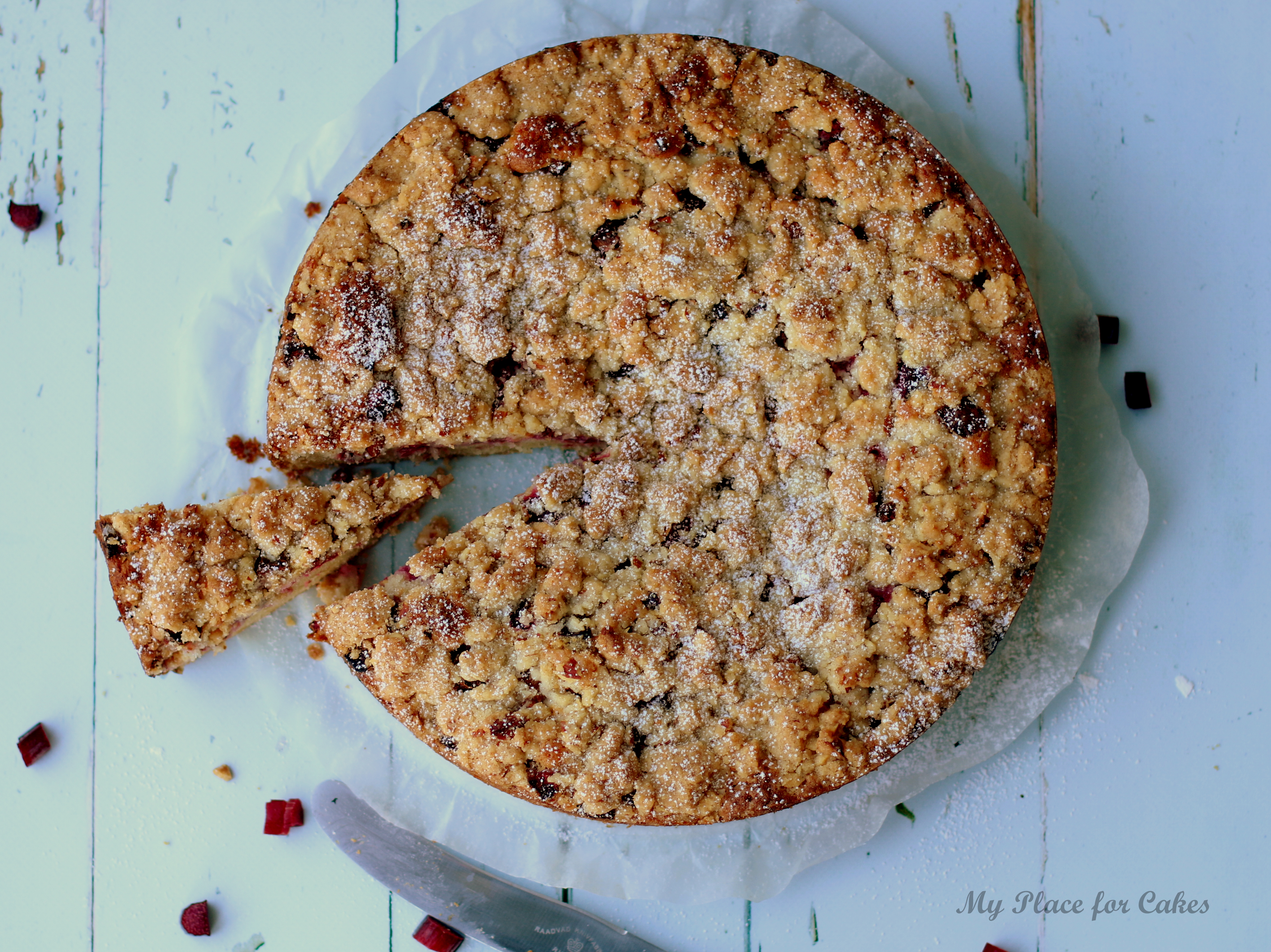 Opskrift på fantastisk lækker rabarberkage med crumble.